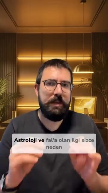 Astroloji, fal ve tarot ilgisinin belirsizlik, kontrol ihtiyacı ve sosyal medya kültürüyle ilişkisini anlatan video.