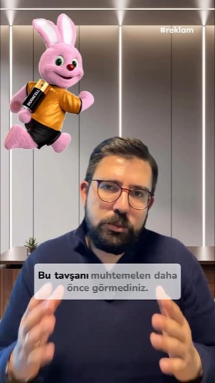 Duracell’in global tavşan maskotu ile Türkiye’deki Duramaz ayısı arasındaki yerelleştirme ve marka algısı farkını anlatan video.