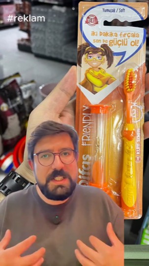 Kum saatli çocuk diş fırçası üzerinden oyunlaştırma, davranış tasarımı ve ebeveyn içgörüsünü anlatan video.