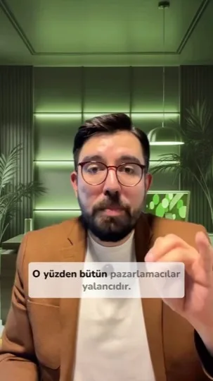 Pazarlama yalan mıdır sorusu üzerinden hikaye anlatımı, gerçeklik ve algı çerçevesini anlatan video.